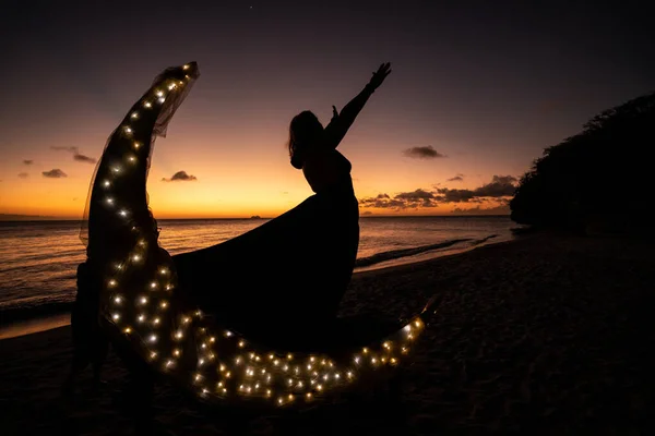 Silhouette Einer Frau Schwarzen Kleid Mit Surfbrett Strand — Stockfoto