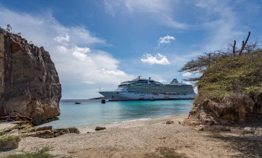Bir Haçlı gemisi Curacao adasını ziyaret ediyor.