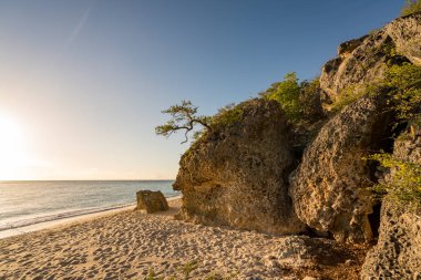 Akşamları kayalık plaj