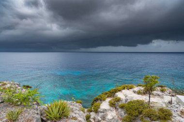 Karayip adası Curacao açıklarında denizin üzerindeki fırtınalı bulutlar