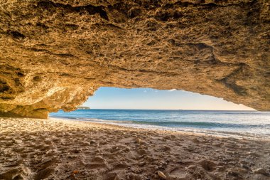 İsrail 'in kuzeyindeki Akdeniz' in kumlu plajı.