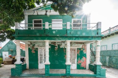 Otrobanda şehrinde yürüyen Curacao, Hollanda Antilleri 'nde küçük bir Karayip Adası' na bakıyor.