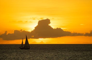 Günbatımında yelken açmak Tropikal Karayip adası Curacao 'yu gezmek 