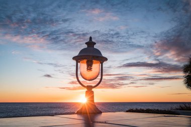 Gün batımında sahilde fener.