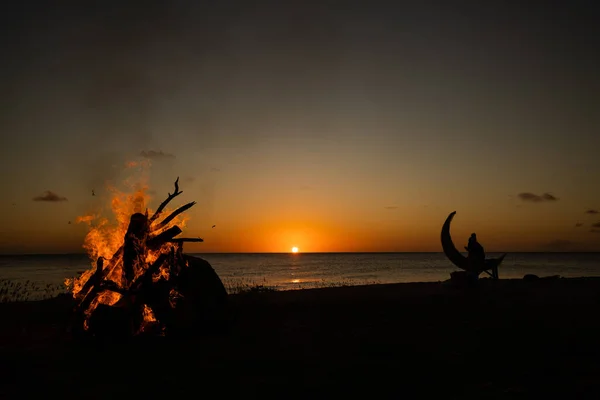 Kampvuur Het Strand Bij Zonsondergang — Stockfoto