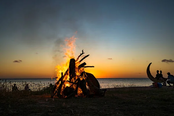 Kampvuur Het Strand Bij Zonsondergang — Stockfoto