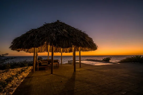 Ηλιοβασίλεμα Στην Παραλία Του Τροπικού Θέρετρου — Φωτογραφία Αρχείου