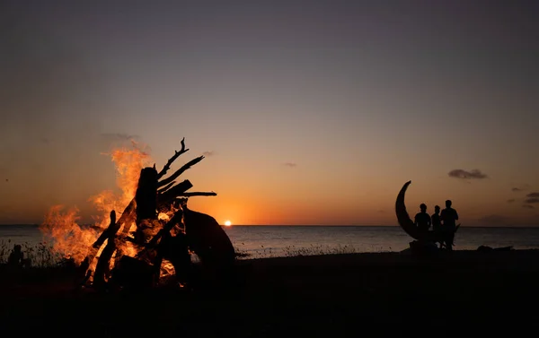 Leirbål Stranden Ved Solnedgang – stockfoto