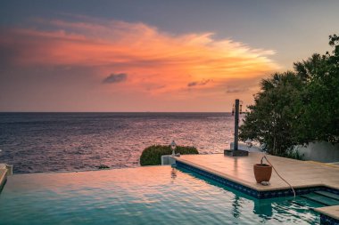 Karayip adası Curacao 'da okyanus üzerinde gün batımı