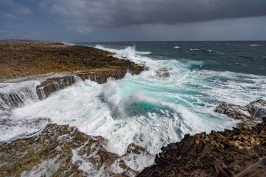 Büyüleyici deniz dalgaları sıçrıyor. Doğanın gerçek gücü.