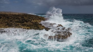 Büyüleyici deniz dalgaları sıçrıyor. Doğanın gerçek gücü.
