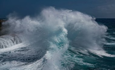 Büyüleyici deniz dalgaları sıçrıyor. Doğanın gerçek gücü.