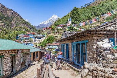 Everest Foothill Dağları 'nın etrafını dolaşarak Sagamatha Ulusal Parkı Nepal