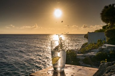 Curacao 'da okyanusun üzerinde gün batımı içkilerle 