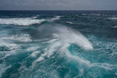 Büyüleyici deniz dalgaları sıçrıyor. Doğanın gerçek gücü.