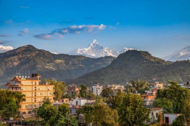 Güneş doğarken Balıkkuyruğu Dağı Pokhara Nepal