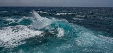 Büyüleyici deniz dalgaları sıçrıyor. Doğanın gerçek gücü.