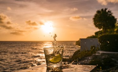 Curacao 'da okyanusun üzerinde gün batımı içkilerle 