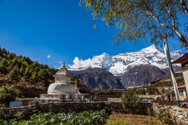 Namche Çarşısı 'nı gezip Everest Sagamatha Ulusal Parkı Nepal' a bakıyoruz.