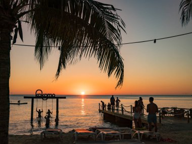 Karayip adası Curacao 'da okyanus üzerinde gün batımı