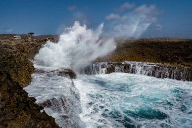 Büyüleyici deniz dalgaları sıçrıyor. Doğanın gerçek gücü.
