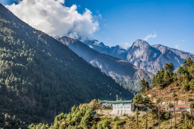 Everest Tepeleri 'nin eteklerinde Himalayalar' ın Nepal Dağları 'nı turluyorlar.