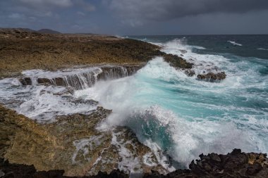 Büyüleyici deniz dalgaları sıçrıyor. Doğanın gerçek gücü.