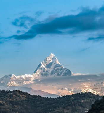 Güneş doğarken Balıkkuyruğu Dağı Pokhara Nepal
