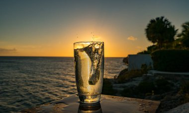 Curacao 'da okyanusun üzerinde gün batımı içkilerle 