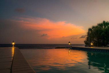 Karayip adası Curacao 'da okyanus üzerinde gün batımı