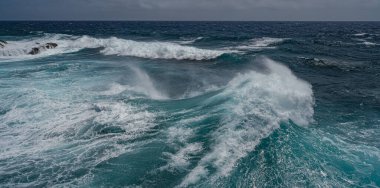 Büyüleyici deniz dalgaları sıçrıyor. Doğanın gerçek gücü.