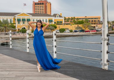 Yüzen köprüde yürümek - Curacao 'daki tipik bir tropikal adanın güzel manzarası