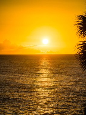 Karayip adası Curacao 'da okyanus üzerinde gün batımı