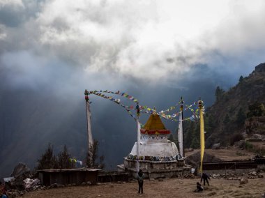Namche Çarşısı 'nı gezip Everest Sagamatha Ulusal Parkı Nepal' a bakıyoruz.