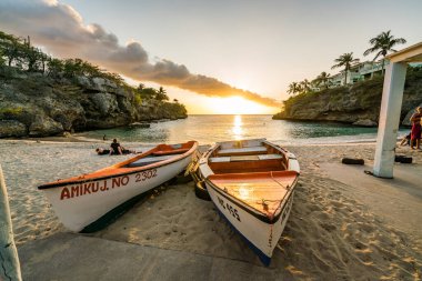 Karayip adası Curacao 'da okyanus üzerinde gün batımı