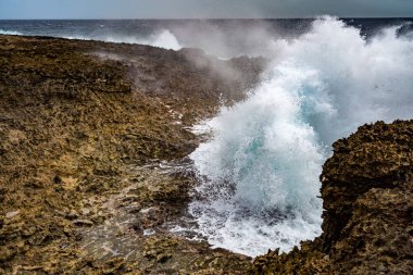 Büyüleyici deniz dalgaları sıçrıyor. Doğanın gerçek gücü.