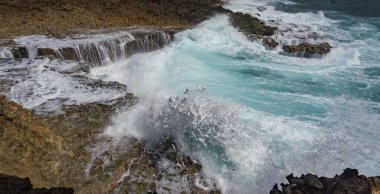 Büyüleyici deniz dalgaları sıçrıyor. Doğanın gerçek gücü.