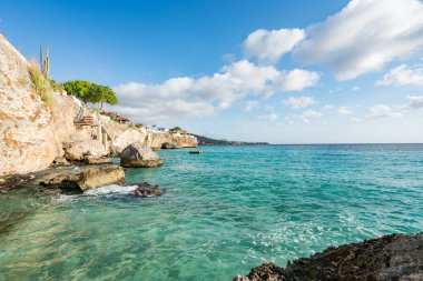 Temiz su, kaya ve deniz manzaralı muhteşem bir tropik göl.