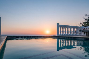 Lüks yüzme havuzunun yanında gün batımı 