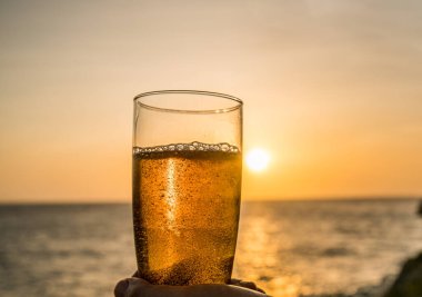 Karayip adası Curacao 'da okyanus üzerinde gün batımı