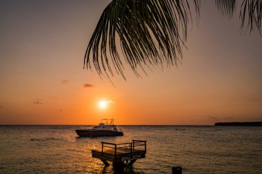 Curacao 'da okyanusun üzerinde gün batımı içkilerle 