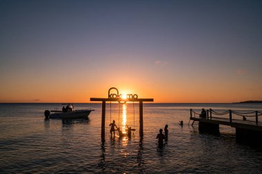 Karayip adası Curacao 'da okyanus üzerinde gün batımı
