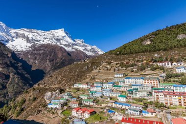 Namche Çarşısı 'nı gezip Everest Sagamatha Ulusal Parkı Nepal' a bakıyoruz.