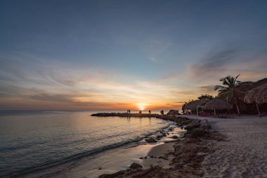 Karayip adası Curacao 'da okyanus üzerinde gün batımı