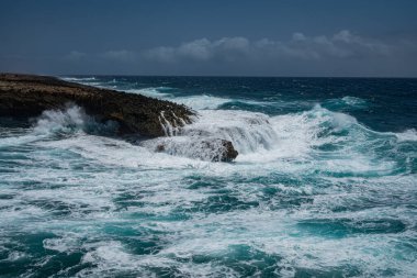 Büyüleyici deniz dalgaları sıçrıyor. Doğanın gerçek gücü.