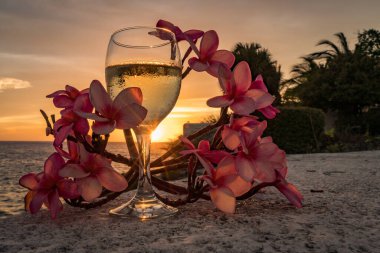 Karayip adası Curacao 'da okyanus üzerinde gün batımı