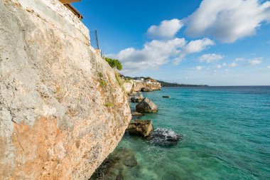 Temiz su, kaya ve deniz manzaralı muhteşem bir tropik göl.