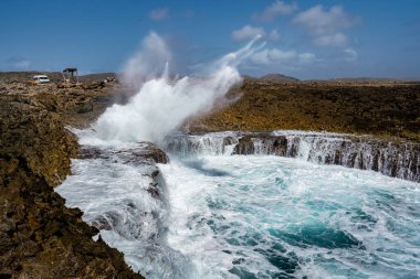 Büyüleyici deniz dalgaları sıçrıyor. Doğanın gerçek gücü.