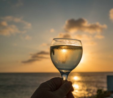 Karayip adası Curacao 'da okyanus üzerinde gün batımı