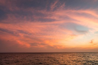 Karayip adası Curacao 'da okyanus üzerinde gün batımı